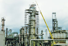 Die FEIG-Gerueste-GmbH unterstuetzt das Arbeiten an der Raffinerie mit einem Industriegeruest.